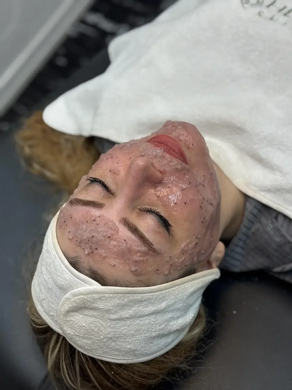 نمونه کار پاکسازی پوست در سالن زیبایی پارس بانو